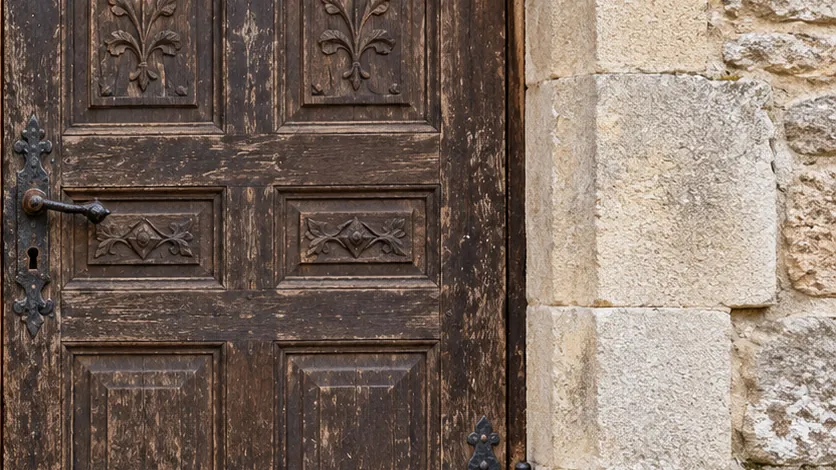 Puerta de madera antes de la limpieza