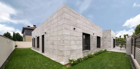 Vivienda contemporánea con fachada de piedra